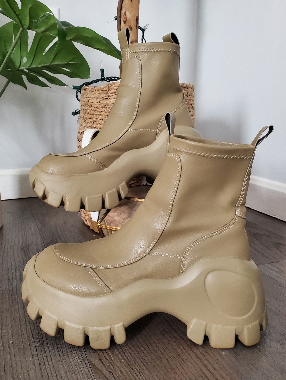 DOLLS KILL Koi Footwear Raven Scars Khaki Bubble Chelsea Boots 8.5-9